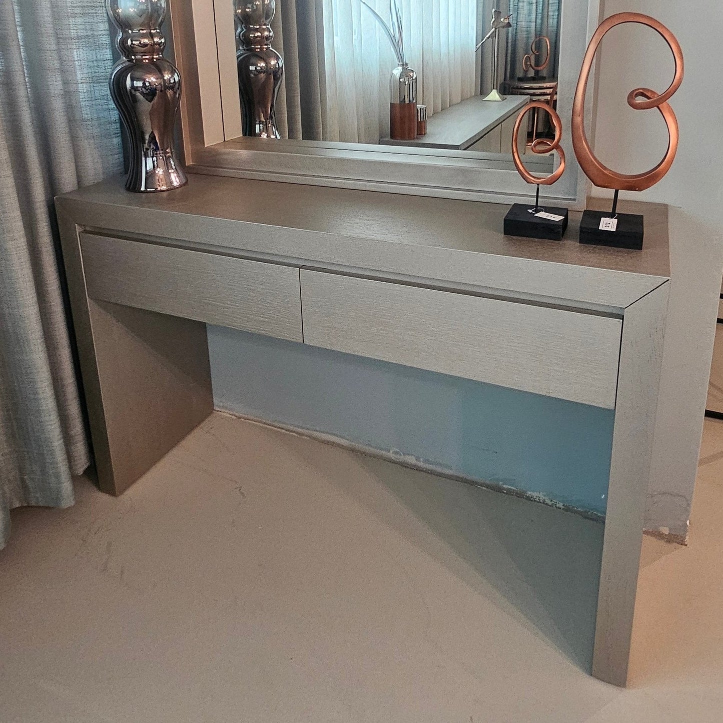 Rotterdam console table