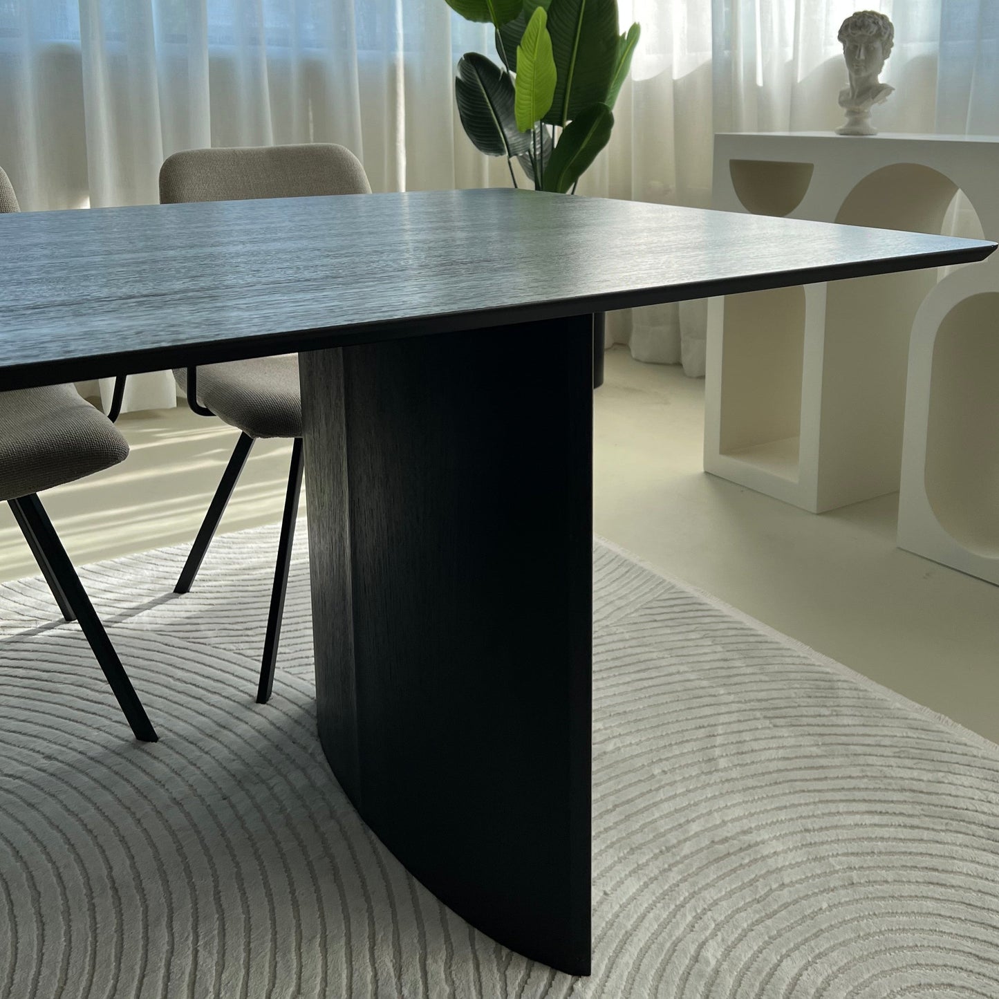 Lara eettafel – Kanvas poot, zwart eiken - sfeerfoto in interieur