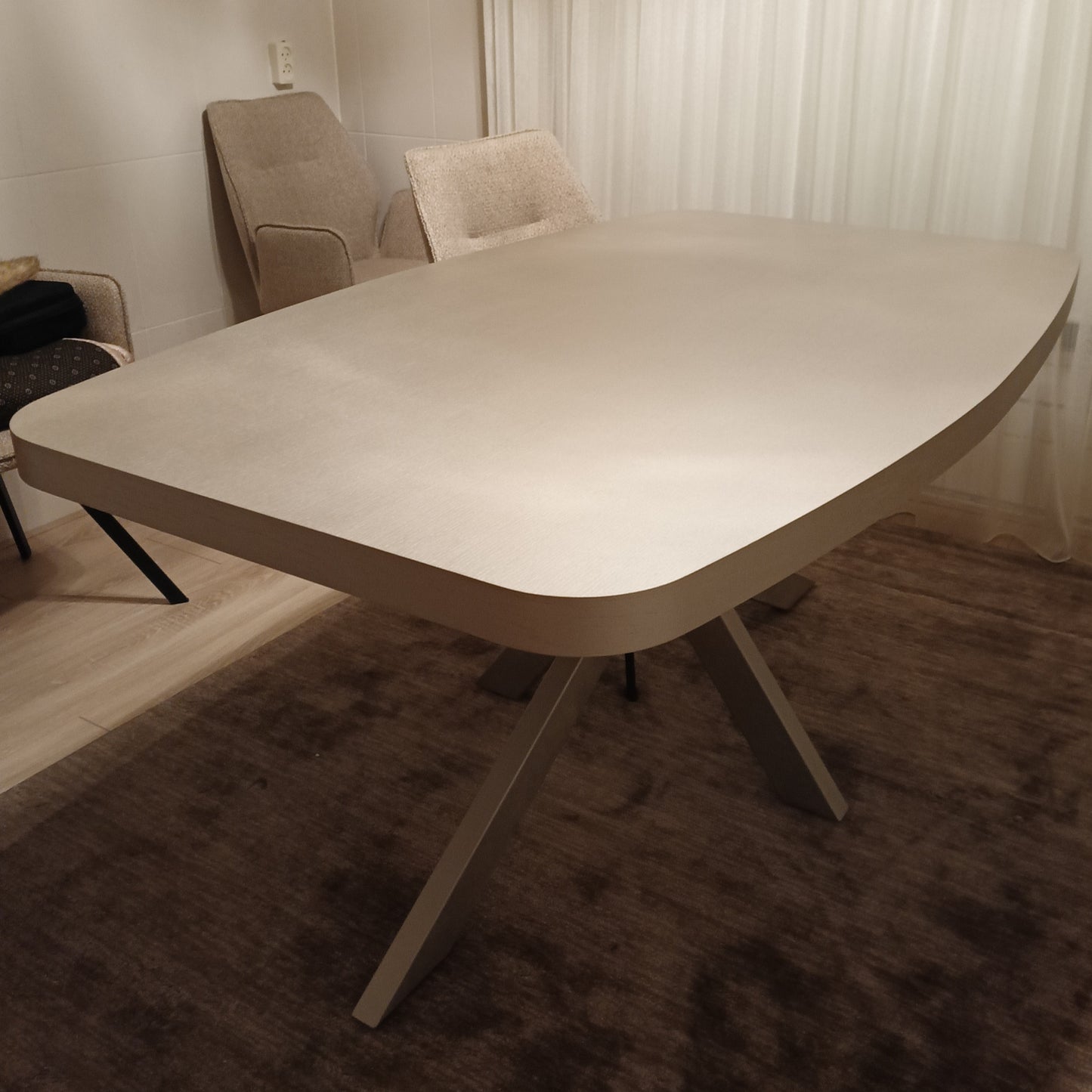 Gana eettafel – spiderpoot, Platin 3 eiken - zijaanzicht