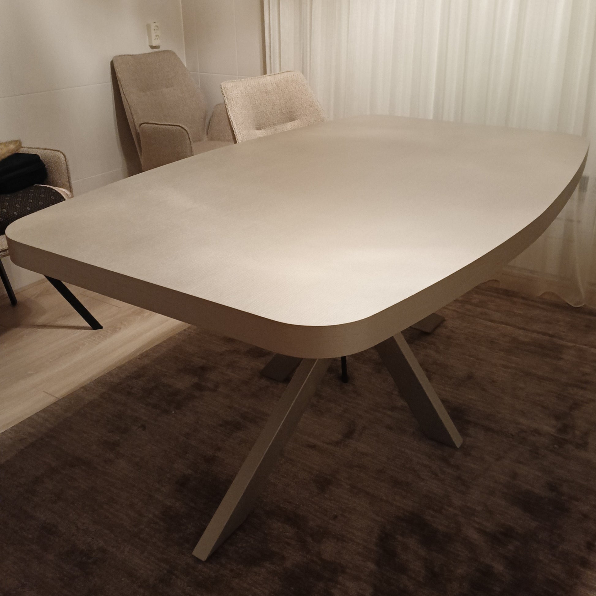 Gana eettafel – spiderpoot, Platin 3 eiken - zijaanzicht