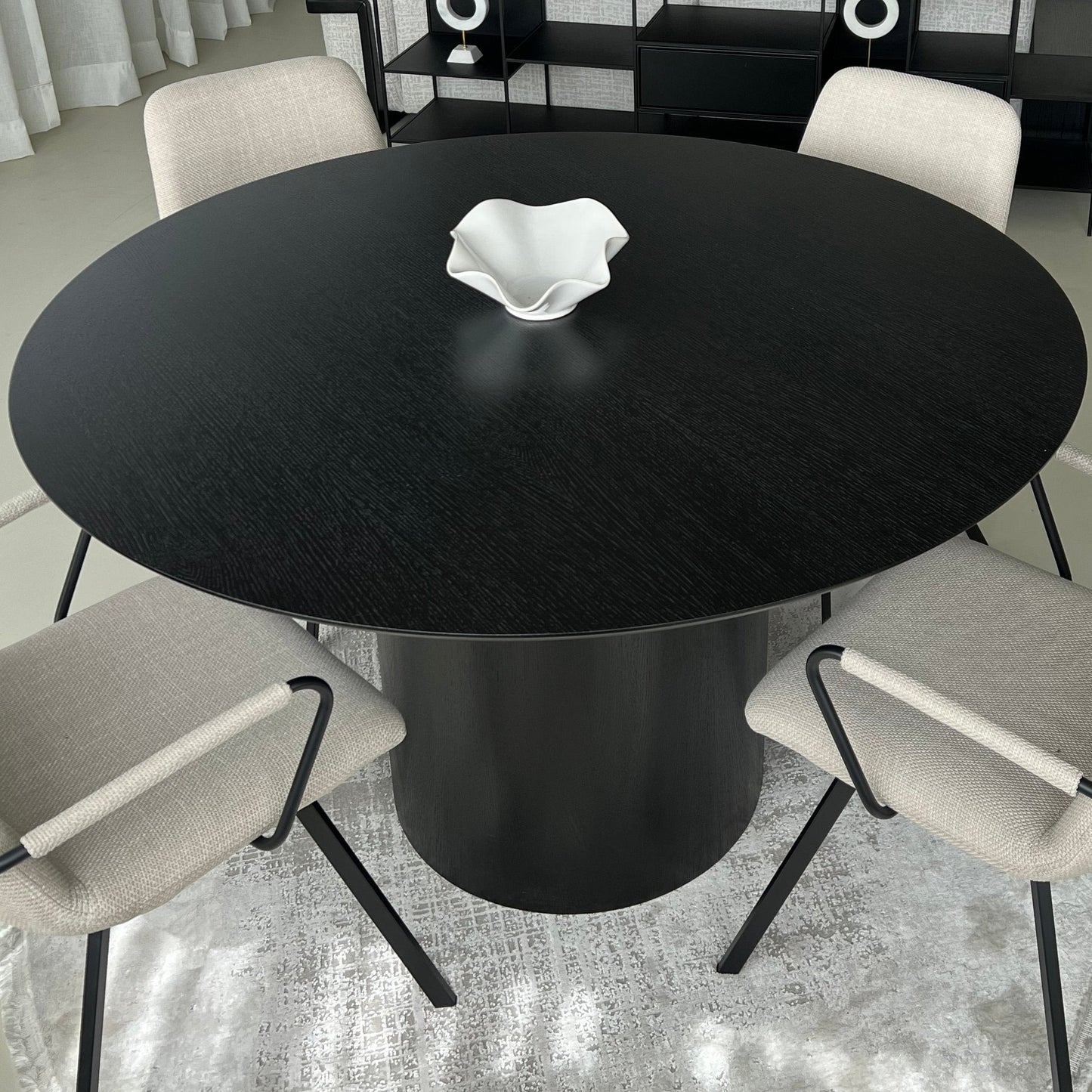 Slim round dining table como leg